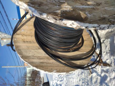 Elektrik kablosu kablo varilinde geniş bir kesit yarası. Kablo makarası .ahşap bobin kablosu elektrik kablosu