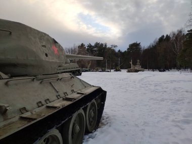 Efsanevi Sovyet T-34 tankı savaş meydanında, İkinci Dünya Savaşı anıtı. Tank müzesinde görselleştirme