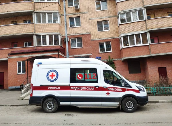 2021年4月8日，俄罗斯莫斯科：俄罗斯救护车在一座公寓楼的院子里。翻译：救护车 — 图库照片#