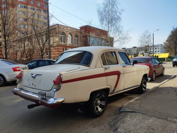 Moskova, Rusya - 17 Nisan 2021: eski Rus arabası GAZ-21 Volga, Sovyetler Birliği klasik arabası. Meşhur geçmişe dönüş aracının yakın plan görüntüsü — Stok fotoğraf