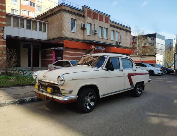 Moscou, Rússia - 17 de abril de 2021: Carro russo antigo GAZ-21 Volga, carro da União Soviética. Vista de perto do famoso transporte — Fotografia de Stock