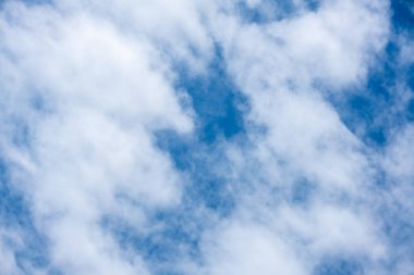 Parlak beyaz bulutlu mavi gökyüzü arkaplanı.