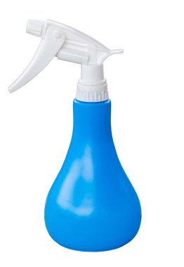 Mavi plastik sprey hortum şişesine yakın plan, beyaz arka planda kırpma yolları ile izole edilmiş..