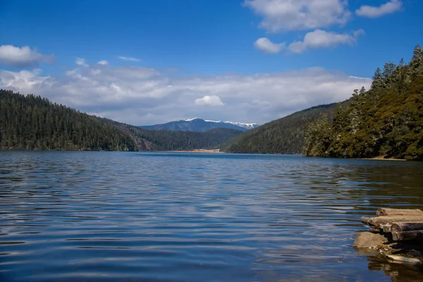 Shudu Lake im Winter. Potatso-Nationalpark in der Provinz Yunnan, China. — Stockfoto