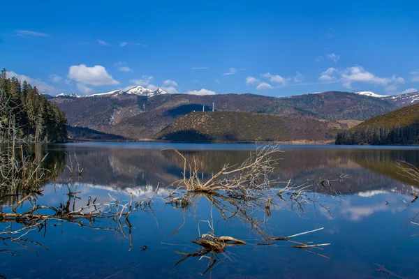 Shudu lake in de winter. Potatso Nationaal Park in de provincie Yunnan, Volksrepubliek China. — Stockfoto