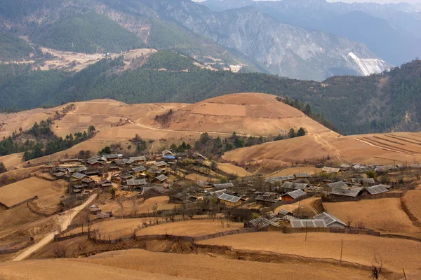 Kinesiska byn i yunnan platå — Stockfoto