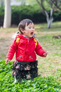 Çok hoş bir Çinli kız oynuyor