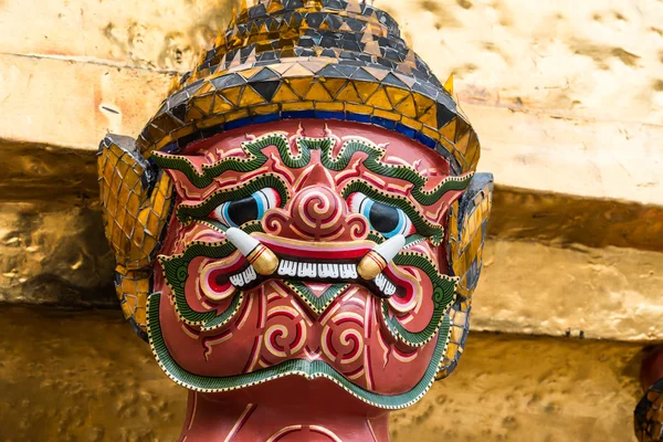 Rode gezicht reus in de tempel van de Smaragdgroene Boeddha, bangkok — Stockfoto