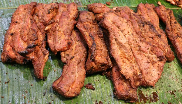 Gebratenes Schweinefleisch auf dem Markt — Stockfoto