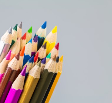 Beyaz arkaplanda izole edilmiş renkli kalemler