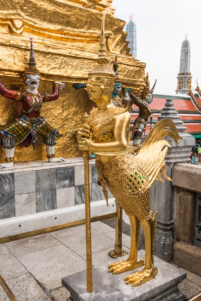 Złoty posąg Kinnari w świątyni Wat Phra Kaew w Grand Palace, B — Zdjęcie stockowe