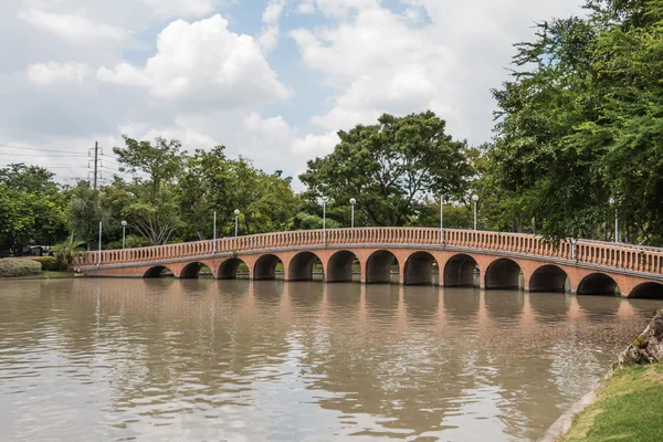 Brug in tuin Jatujak park in Bangkok Thailand — Stockfoto