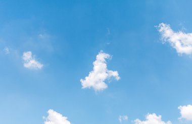 Bulutlara yakın mavi gökyüzü