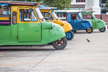 Bangkok'ta bir yan dizilmiş tuk tuks ally