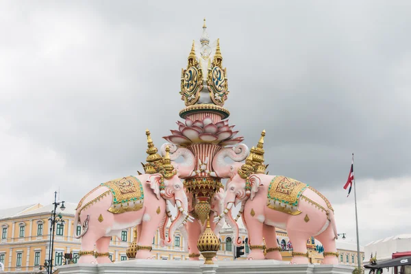 Elephant statue near Wat Phra Kaew — Stock Photo, Image