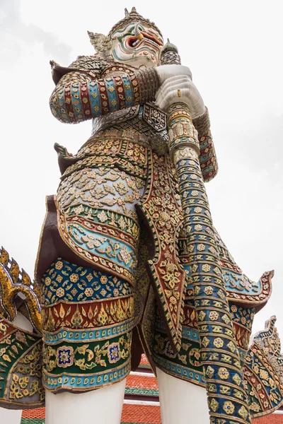 Weißer Riesenwächter im wat phra kaew Tempel, Bangkok, Thailand — Stockfoto