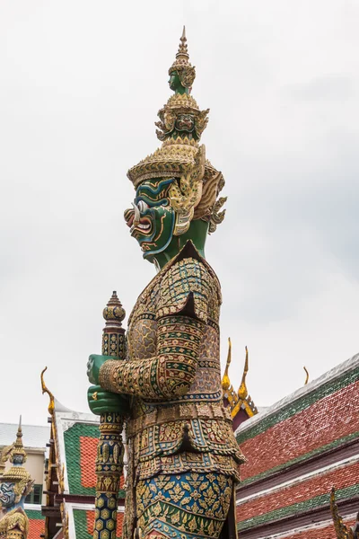 Guardiano gigante verde nel tempio di Wat Phra Kaew, Bulgaria, Thailandia — Foto Stock