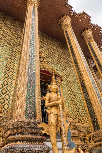 Gardian gigant de aur în templul Wat Phra Kaew, bangkok, Thailanda — Fotografie, imagine de stoc