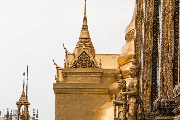 Guardião gigante de ouro em Wat Phra Kaew templo, Bangkok, Tailândia — Fotografia de Stock