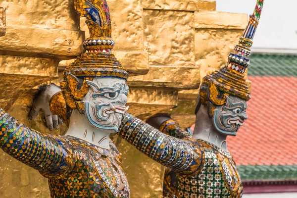 Obří Guardian v chrámu Wat Phra Kaew, bangkok, Thajsko — Stock fotografie