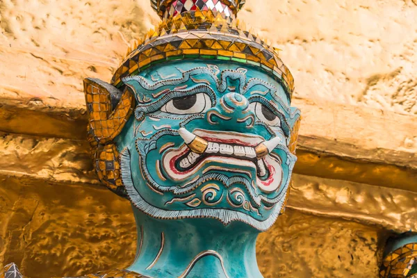 Blauer Riesenwächter im wat phra kaew Tempel, Bangkok, Thailand — Stockfoto