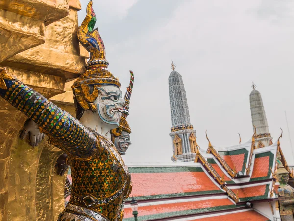 Guardián Gigante en el templo de Wat Phra Kaew, Bangkok, Tailandia —  Fotos de Stock