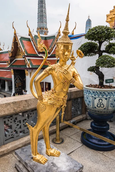 Statua Kinnari d'oro al tempio, Wat Phra Kaew nel Palazzo Grande, B — Foto Stock