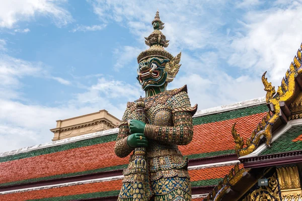 Guardián gigante verde en el templo de Wat Phra Kaew, Bangkok, Tailandia —  Fotos de Stock