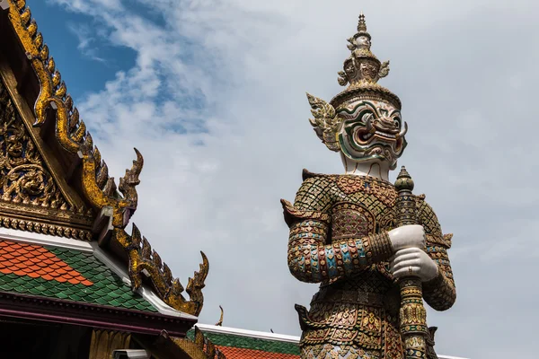 Weißer Riesenwächter im wat phra kaew Tempel, Bangkok, Thailand — Stockfoto