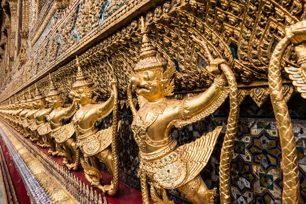 Złoty garuda wat phra kaew w Bangkoku, Tajlandia — Zdjęcie stockowe