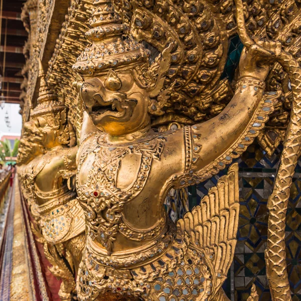 ワット ・ シーラッタナーサーサダーラーム バンコク、タイでのゴールデン ガルーダ — ストック写真