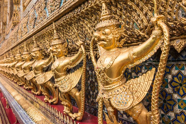 Gouden garuda van wat phra kaew in bangkok, thailand — Stockfoto