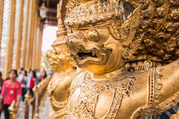 Garuda de oro de Wat Phra Kaew en Bangkok, Tailandia —  Fotos de Stock