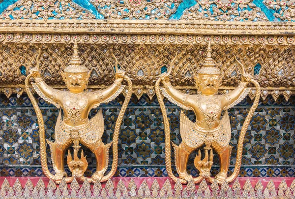 Złoty garuda wat phra kaew w Bangkoku, Tajlandia — Zdjęcie stockowe