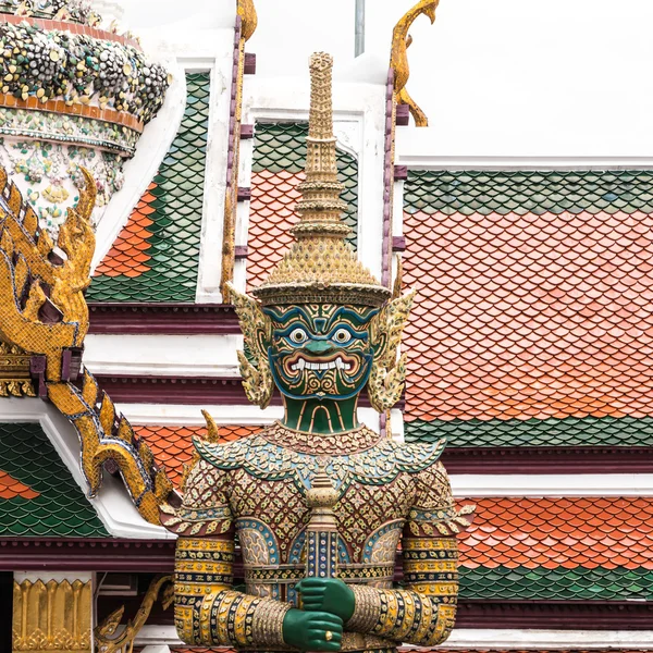 Guardián gigante verde en el templo de Wat Phra Kaew, Bangkok, Tailandia —  Fotos de Stock