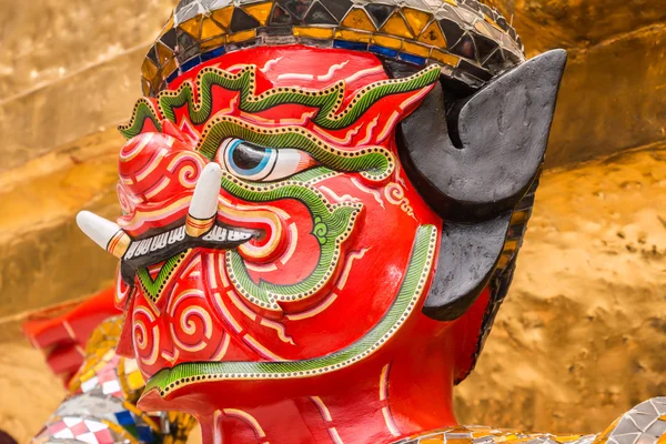 Roter Riesenwächter im wat phra kaew Tempel, Bangkok, Thailand — Stockfoto