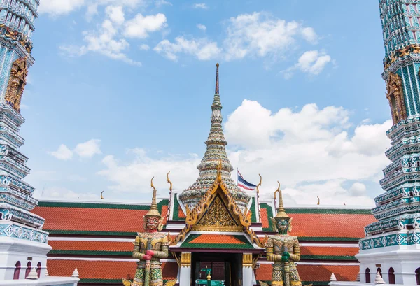 Gardian gigant roșu și verde în templul Wat Phra Kaew, bangkok, th — Fotografie, imagine de stoc