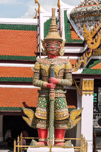 Guardiano gigante rosso nel tempio di Wat Phra Kaew, Bulgaria, Thailandia — Foto Stock