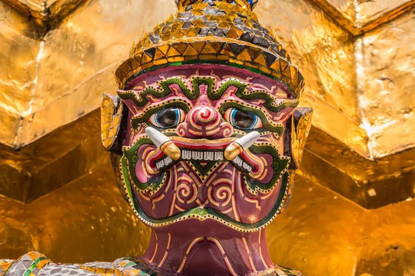 Guardián gigante púrpura en el templo de Wat Phra Kaew, Bangkok, Tailandia — Foto de Stock