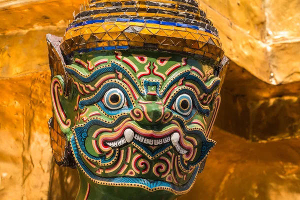 Guardián gigante verde en el templo de Wat Phra Kaew, Bangkok, Tailandia —  Fotos de Stock