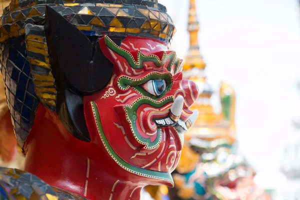 Strážce červeného obra v chrámu Wat Phra Kaew, bangkok, Thajsko — Stock fotografie