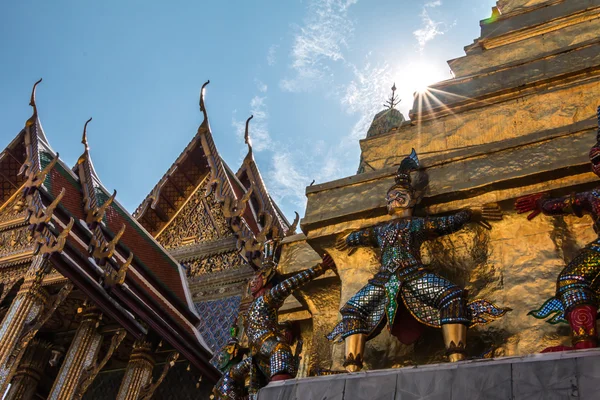 Giant Guardian i Wat Phra Kaew tempel, bangkok, thailand - Stock-foto