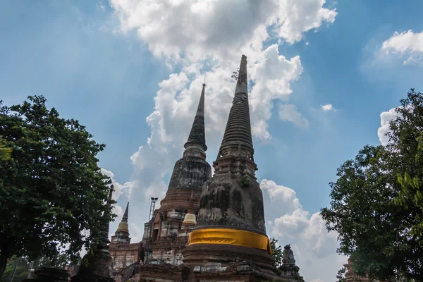 Pagoda y Buddha Status en Wat Yai Chaimongkol, Ayutthaya, Tailandia — Foto de Stock