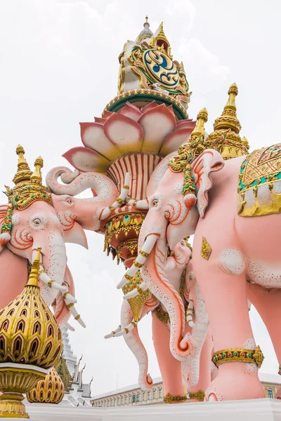 Elefant staty nära Wat Phra Kaew på vita moln Stockbild