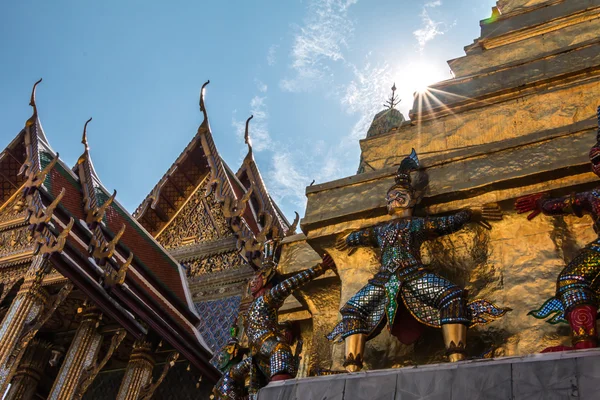 Jättiläinen Guardian Wat Phra Kaew temppeli, Bangkok, Thaimaa kuvapankkikuva