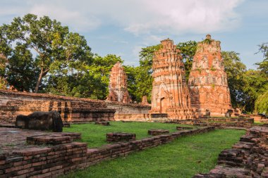 Pagoda ve Wat Yai Chaimongkol Buda'nın durumu