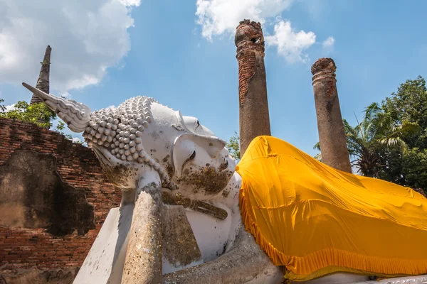 Buda'nın durumu wat yai chaimongkol, ayutthaya, Tayland at — Stok fotoğraf