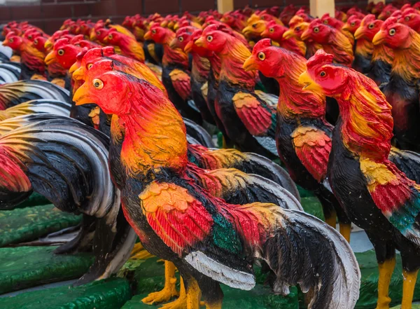 Status kurczaka w Wat Yai Chaimongkol, Ayutthaya, Tajlandia — Zdjęcie stockowe