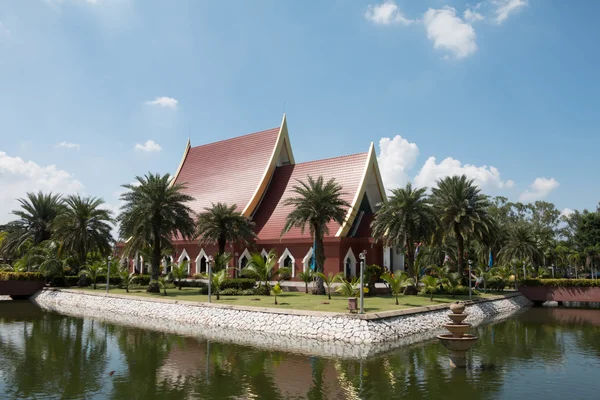 Pavilhão vermelho em Wat Yai Chaimongkol, Ayutthaya, Tailândia — Fotografia de Stock