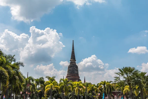 Pagode e status de Buda em Wat Yai Chaimongkol, Ayutthaya, Tailandês — Fotografia de Stock